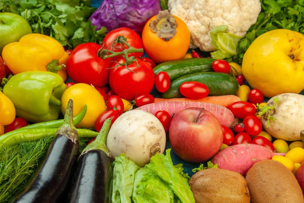 kvplus/articles/76dd5d872fd08cc51d290ce0e5f23d7e_bottom-view-fruits-vegetables-radish-cherry-tomatoes-persimmon-tomatoes-kiwi-cucumber-apples-red-cabbage-parsley-quince-aubergines-blue-table-1.jpg