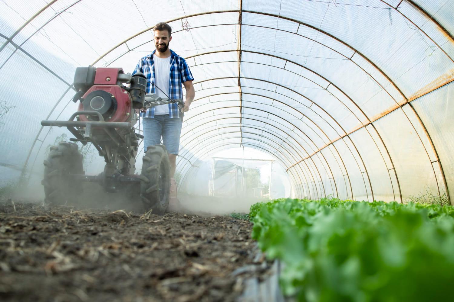 kvplus/articles/ef3ff95194b9da0f8be237cada78bb17_hardworking-young-farmer-operating-motor-cultivator-prepare-soil-new-seedlings-organic-food-farm.jpg